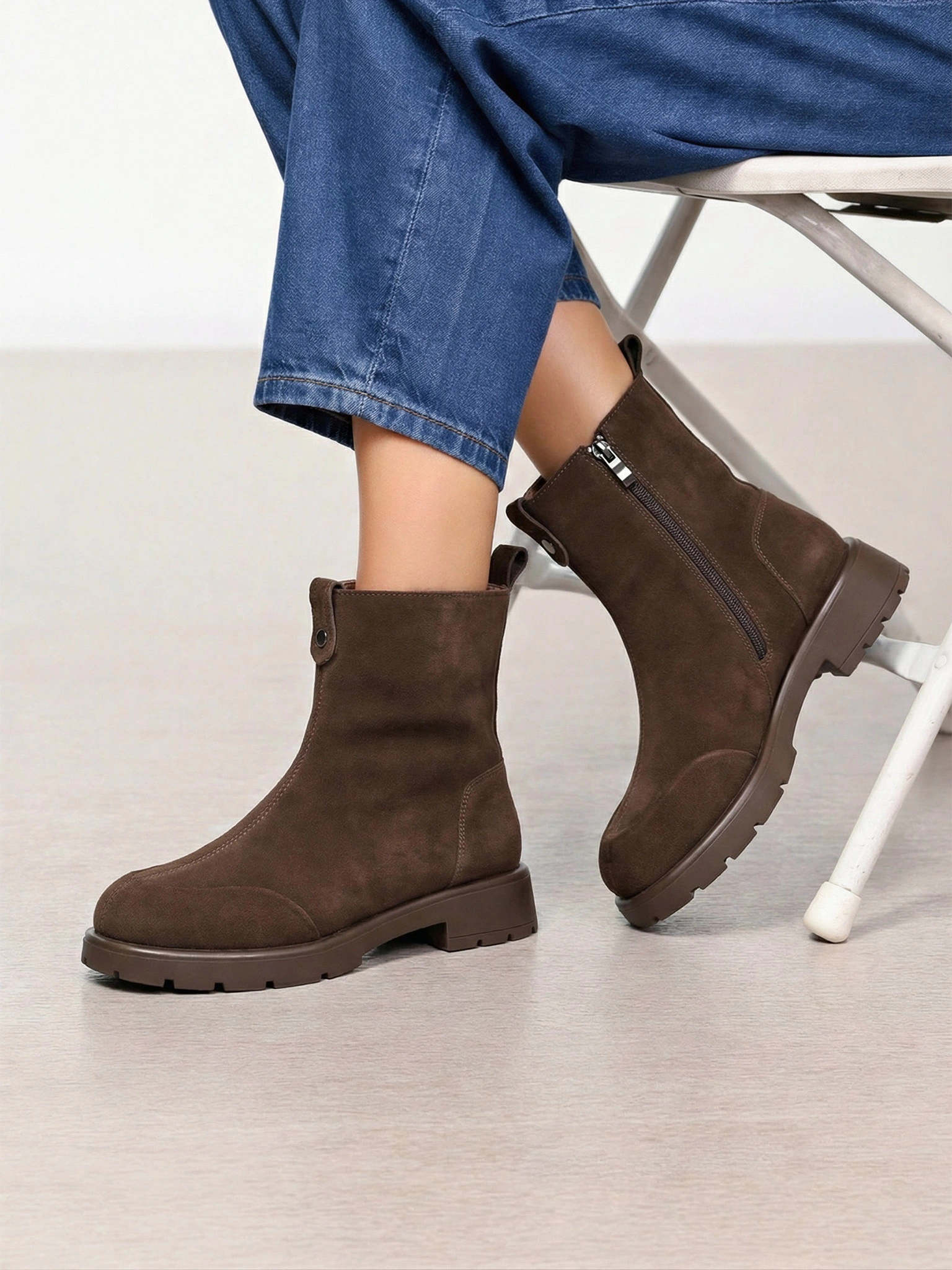 Ботинки темно-коричневого цвета на среднем каблуке